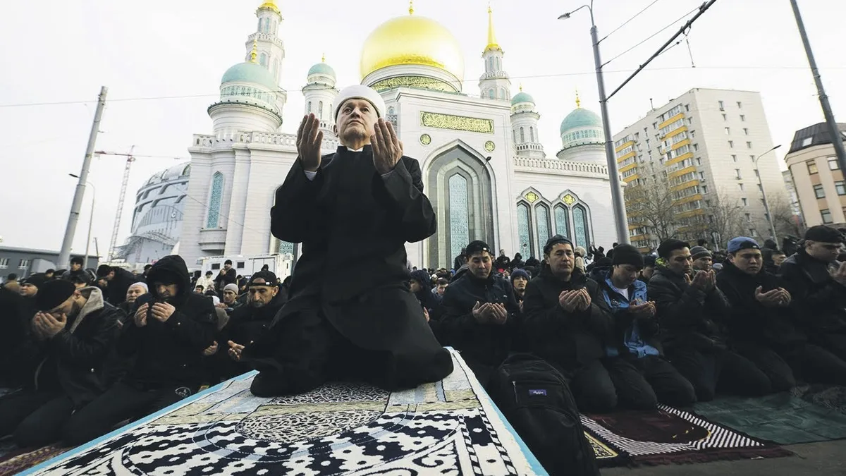 Bayram namazını sokakta kıldılar