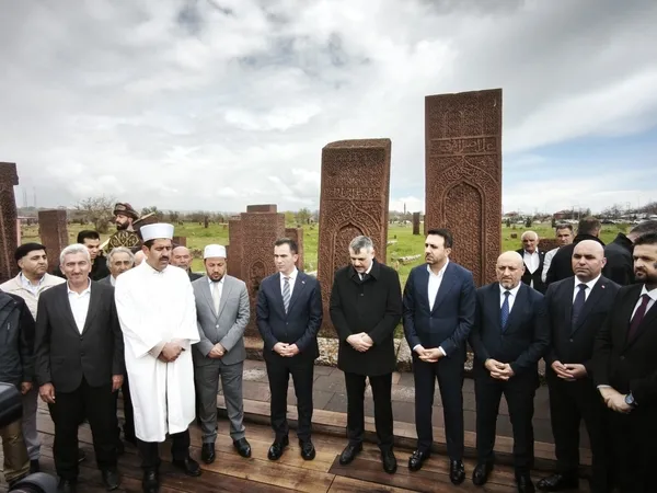icisleri-bakani-mustafa-ciftci-ahlat-selcuklu-meydan-mezarligini-ziyaret-etti-1778926810366.jpg