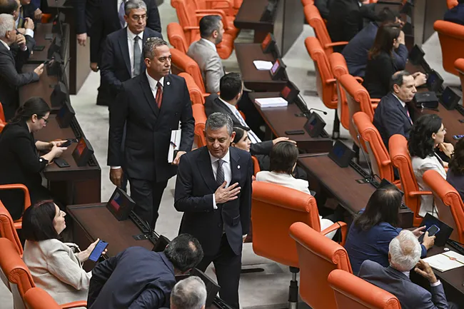 Özgür Özel’in siyasi oyunu deşifre oldu! Kendisi ’Evet’ dedi, vekillerine ’Hayır’ kapısını açtı