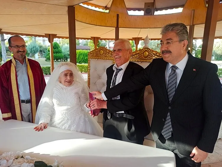 Huzurevindeki tanışma evlilikle noktalandı: Dünya yaşlılar gününde dünyaevine girdiler!