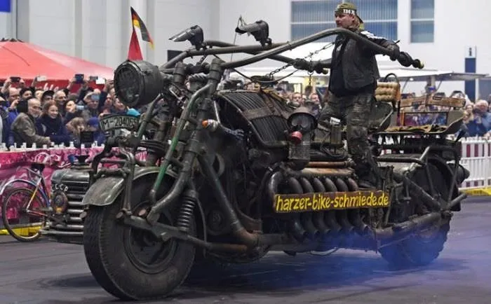 Tank motorlu motosiklet yaptılar!