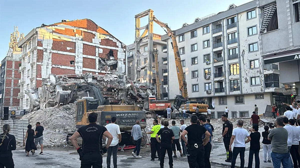 Bahçelievler'de yıkım sırasında beton parçaları 2 binaya zarar verdi
