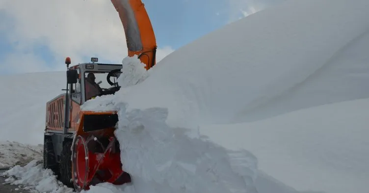 Muş’un Hasköy-Mutki yolunda kar kalınlığı iş makinesinin boyunu aştı