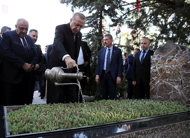 CumhurbaÅkanı ErdoÄan Alparslan TürkeÅ'in mezarını ziyaret etti