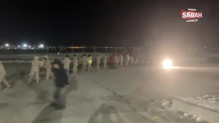 Köylere askeri helikopterler ile yardımlar ulaştırılıyor | Video