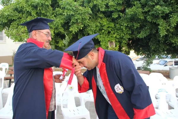 baba-ogul-birlikte-liseden-diploma-aldi-sirada-universite-var-1655196254166.jpg