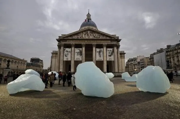 Paris’in göbeğine buz kütleleri
