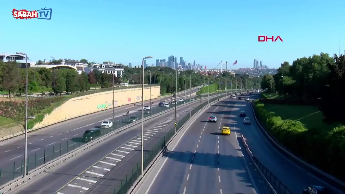 İstanbul’da bayramın ilk gününde yollar boş kaldı videosunu izle İstanbul’da bayramın ilk gününde yollar boş kaldı videosunu izle
