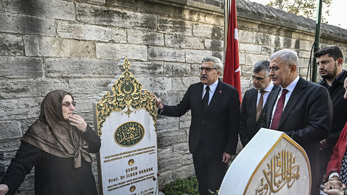 AK Parti Kültür ve Sanat Politikaları Başkanlığından Karakoç ile Varank’ın kabirlerine ziyaret AK Parti Kültür ve Sanat Politikaları Başkanlığından Karakoç ile Varank’ın kabirlerine ziyaret