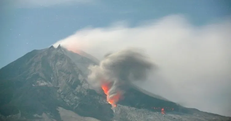 Sinabung yanardağı 2 yıl sonra yeniden patladı