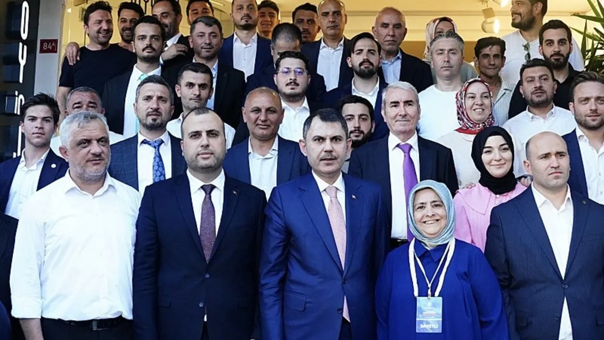Bakan Kurum, AK Parti Güngören İlçe Başkanlığını ziyaret etti