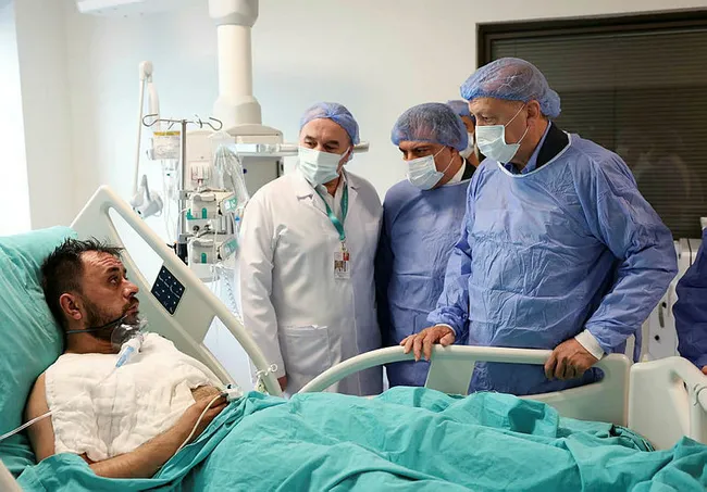 son-dakika-baskan-erdogandan-yarali-maden-iscilerinin-durumu-hakkinda-aciklama-doktorlarimiz-24-saat-yanlarind-1665933229209.jpeg