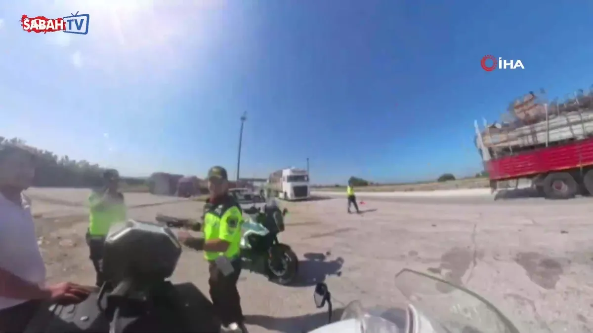 Otoyolda tehlikeli yük taşıyan tır jandarmanın dikkatinden kaçmadı: O anlar kamerada | Video videosunu izle Otoyolda tehlikeli yük taşıyan tır jandarmanın dikkatinden kaçmadı: O anlar kamerada | Video videosunu izle