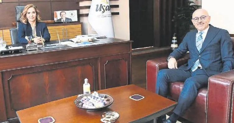 Dev kamyonun kadın operatörü