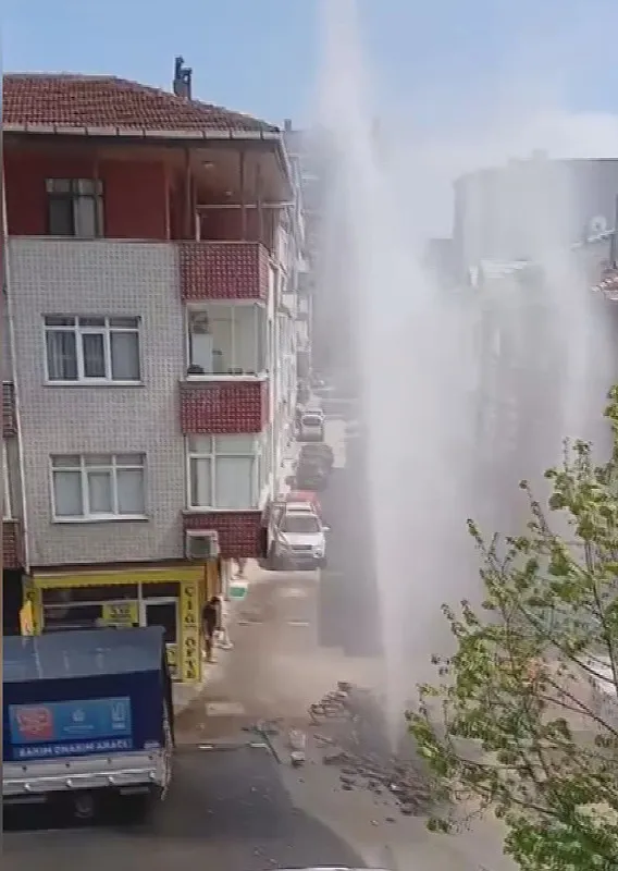 iski-calismasinda-boru-patladi-fiskiran-su-3-katli-binayi-gecti-1744555898617.jpeg
