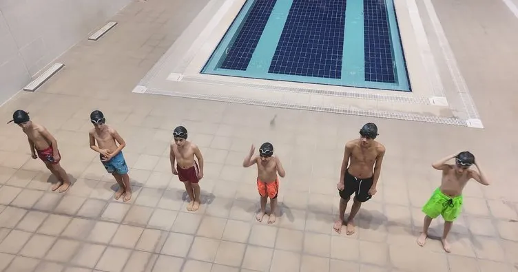 Çocuk evinde kalan çocuklar olimpik havuzda yüzme öğreniyor