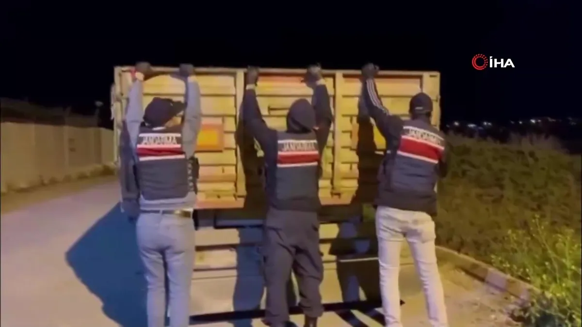 Adana’da kaçak makaron operasyonu: 1 tutuklama | Video videosunu izle Adana’da kaçak makaron operasyonu: 1 tutuklama | Video videosunu izle