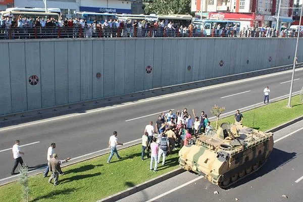 Malatya’da askeri linçten polis kurtardı