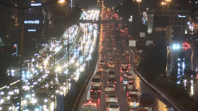 istanbulda-aksam-saatlerinde-trafik-yogunlugu-devam-ediyor-1663868863908.jpg