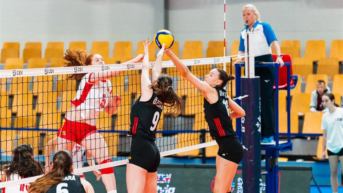 Türkiye 18 Yaş Altı Kadın Milli Voleybol Takımı oyuncuları file önünde kutlama yapıyor.