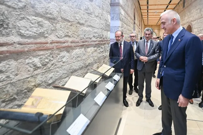 osmanlinin-500-yillik-ilim-gelenegine-isik-tutan-dev-kulliyat-bakan-ersoy-mazisine-sahip-cikan-istikbaline-yon-1778256263715.jpeg