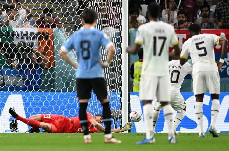 Son dakika haberleri: Dünya Kupası’nda Galatasaraylı Fernando Muslera kendinden geçti! Uruguay - Gana mücadelesi yıllar sonra yine olaylı bitti...