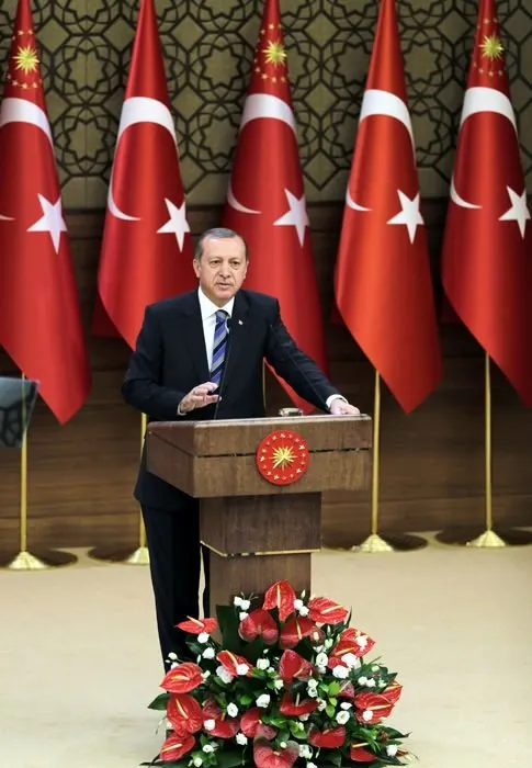 Cumhurbaşkanı Erdoğan ödül verdiği Gazi ile yakından ilgilendi