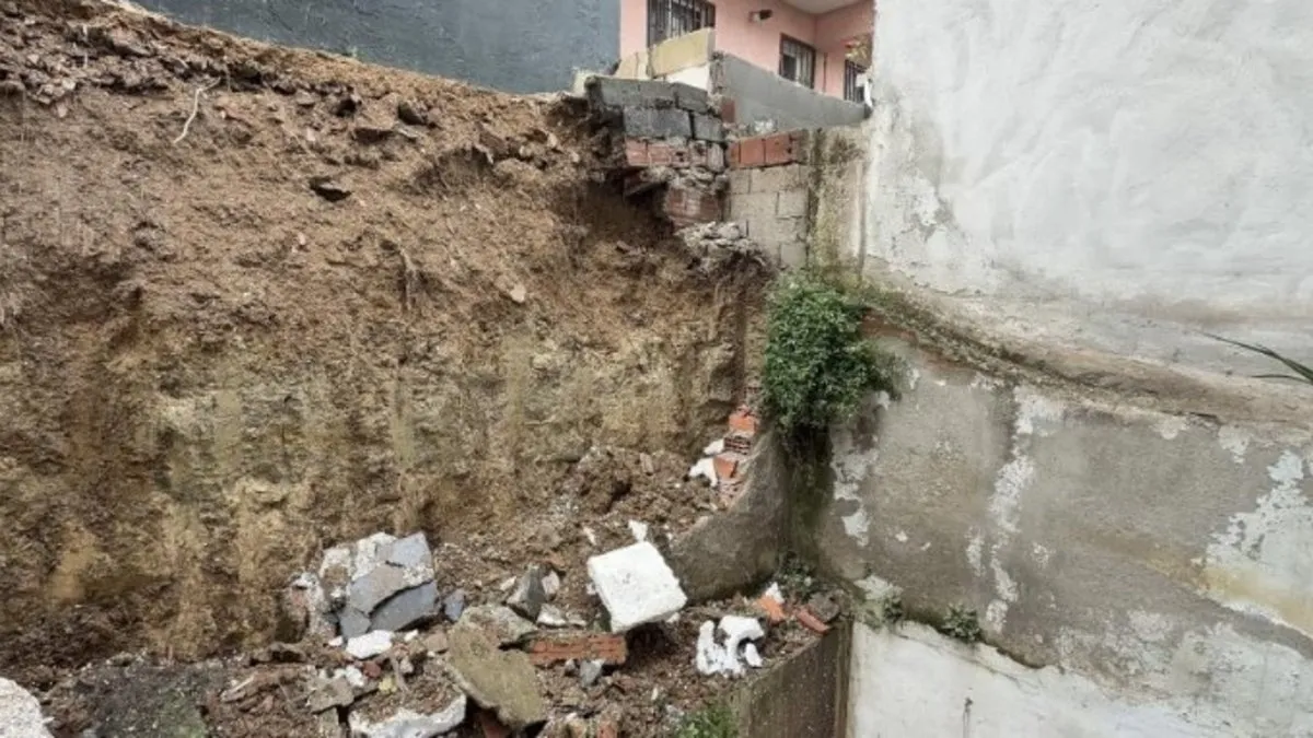 Arnavutköy’de korkutan manzara! İki bina arasındaki istinat duvar çöktü! 2 bina tahliye edildi Arnavutköy’de korkutan manzara! İki bina arasındaki istinat duvar çöktü! 2 bina tahliye edildi