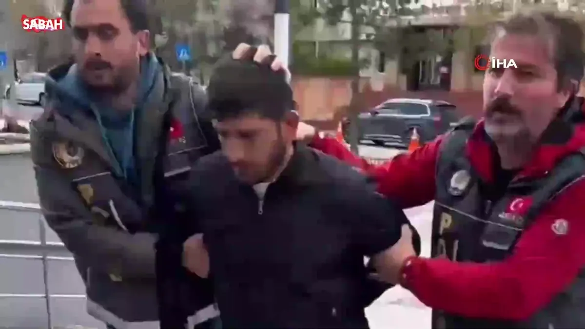 Erzurum’da 1 kişiyi öldürüp 1 kişiyi vuran şüpheli adliyeye sevk edildi | Video videosunu izle Erzurum’da 1 kişiyi öldürüp 1 kişiyi vuran şüpheli adliyeye sevk edildi | Video videosunu izle