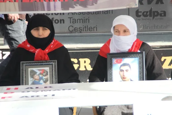 muslu-aileler-cocuklarina-kavusma-umidiyle-hdp-onundeki-eylemini-surdurdu-1700653054083.jpg