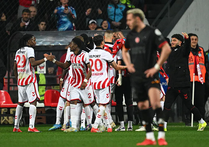 son-dakika-galatasaray-samsunspora-farkli-maglup-zirvede-puan-farki-4e-indi-1777748847874.jpeg