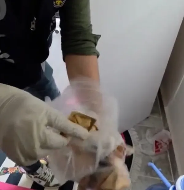 uskudarda-narkotik-baskini-torbacilar-pes-dedirtti-uyusturucu-satislarini-ajandaya-not-almislar-1783324359922.jpg