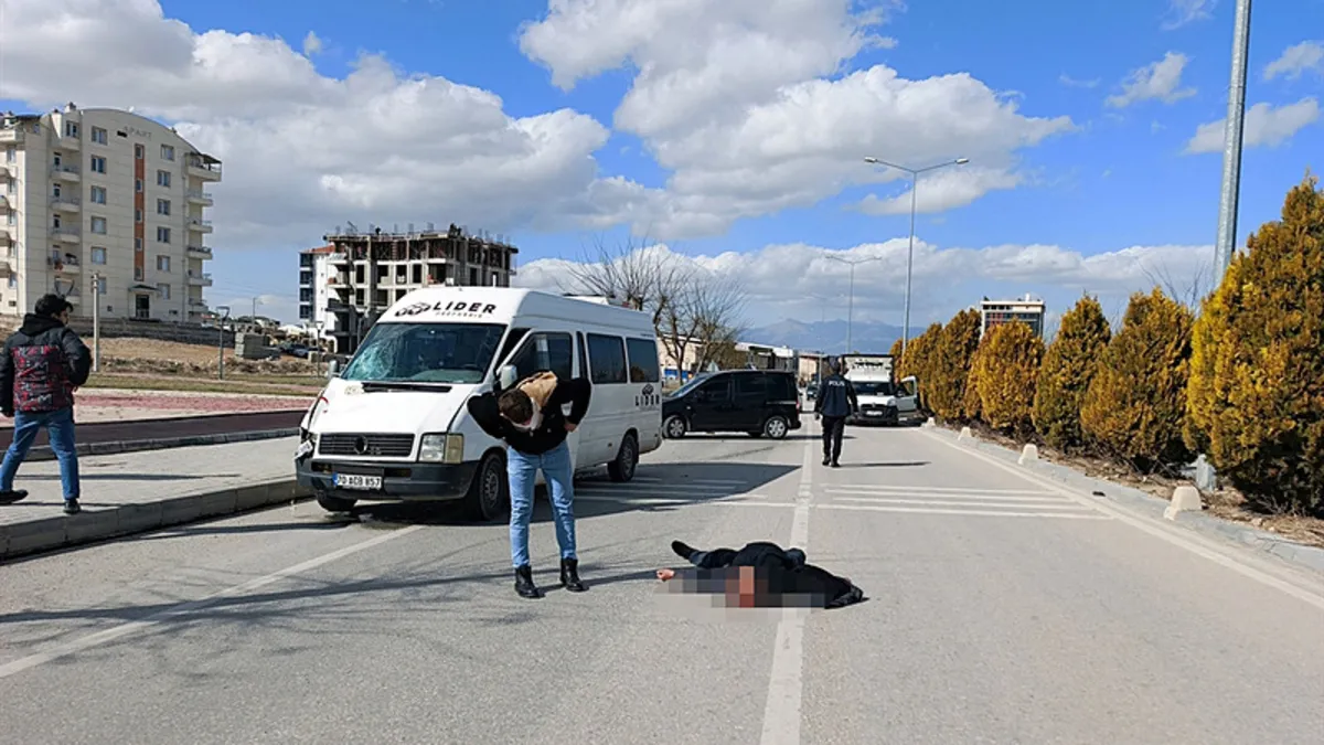 Karaman'da feci kaza! Yolun karşısına geçerken minibüs çarptı: Hayatını kaybetti