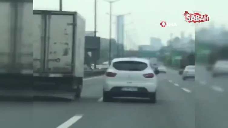 Seyir halinde kamyona baltayla defalarca vurdu... Saldırı anı kamerada