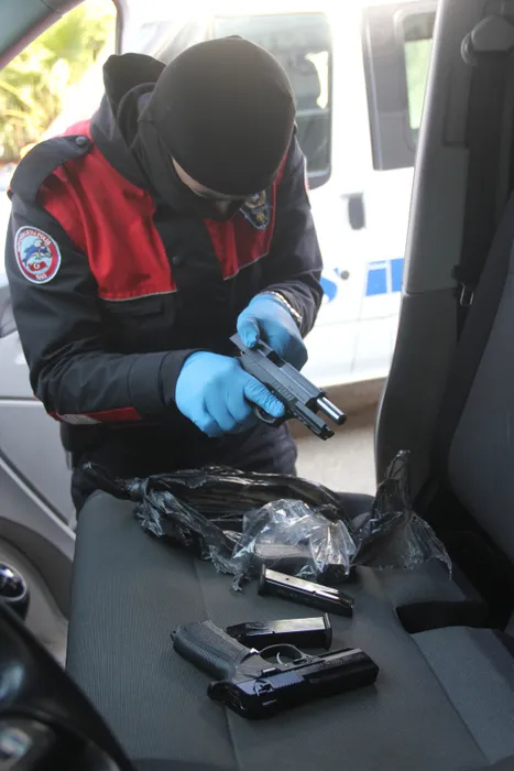 Adana şok operasyon! Ticari araçtan cephanelik çıktı