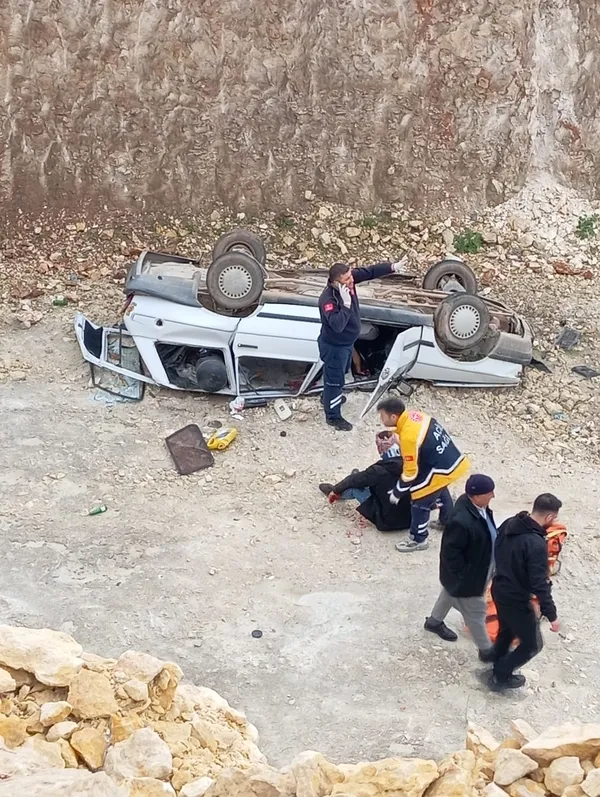 otomobil-sarampole-yuvarlandi-1-olu-1-agir-yarali-1774259478519.jpg