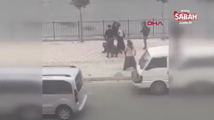 Giresun'da biri kadın 2 kişinin, yere yatırdıkları kişiyi sopayla dövdüğü anlar kamerada | Video