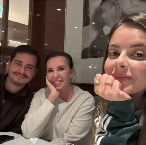 Perihan Savaş’ın fenomen gelini ve biricik oğlu ile keyfine diyecek yok! Aile pozuna beğeni yağdı...