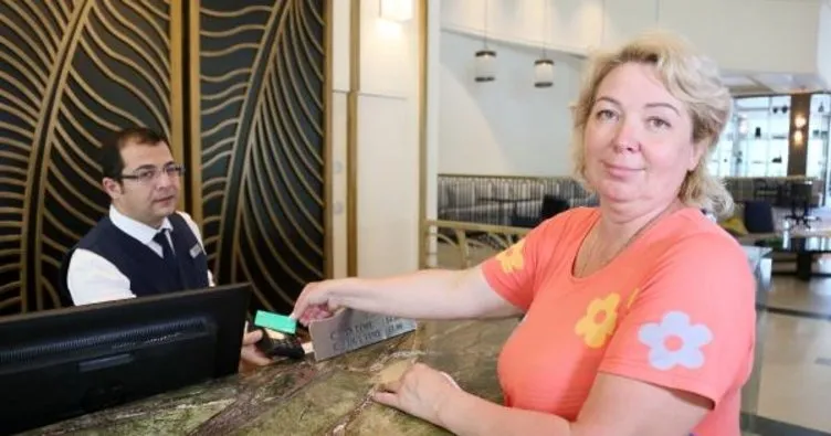 Rus turistler Antalya’daki harcamaları için Mir kart kullanıyor