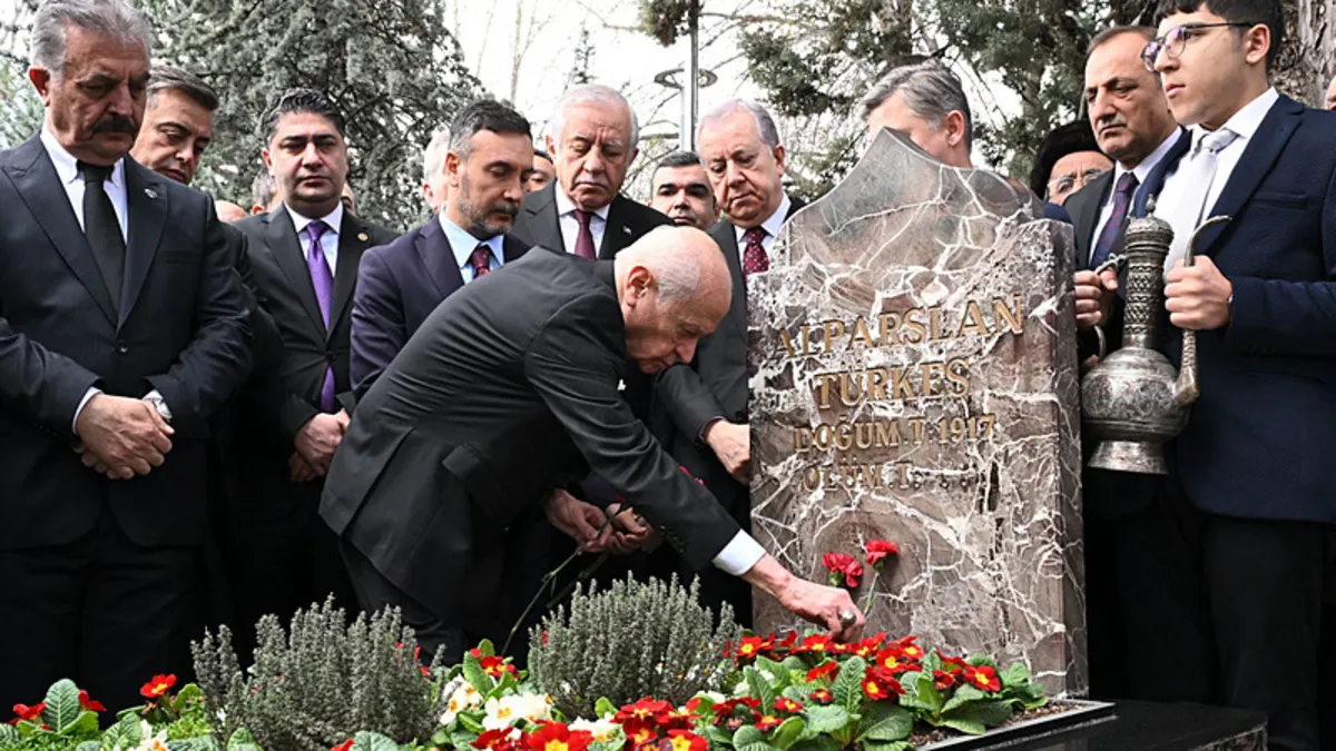 MHP Genel Başkanı Bahçeli, Alparslan Türkeş'in kabrini ziyaret etti
