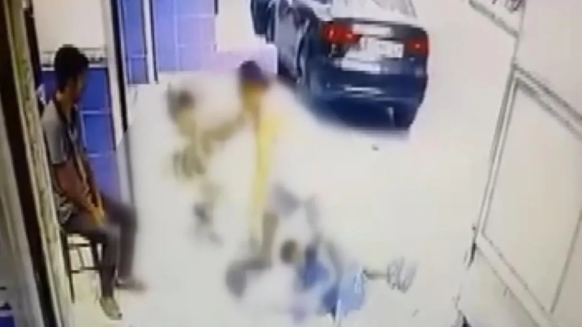 Gaziosmanpaşa’da dehşet anları kamerada: Çocukları sokak ortasında darbetti! Gaziosmanpaşa’da dehşet anları kamerada: Çocukları sokak ortasında darbetti!