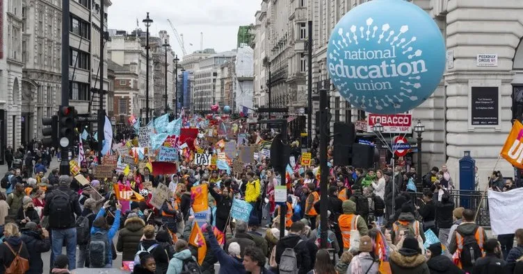Avrupa’da grev dalgası! İngiltere’de yüz binlerce çalışan greve gitti