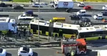 Avcılar’da metrobüs kazası! Olay yerinden dikkat çeken görüntüler...