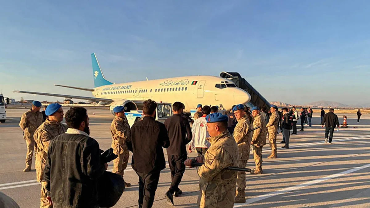 Yakalanan 300 düzensiz göçmen sınır dışı edildi! Yakalanan 300 düzensiz göçmen sınır dışı edildi!