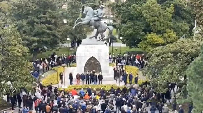 son-dakika-samsunda-ataturk-heykeline-cirkin-saldirisi-sonrasi-bir-grup-ataturk-heykelini-tavaf-etti-ilginc-go-1643896535243.jpg