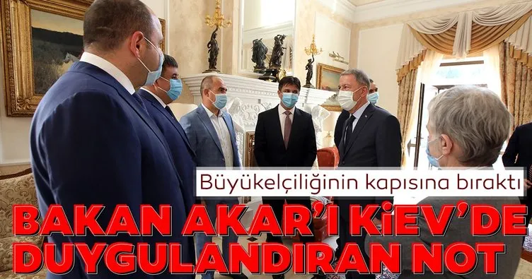 Bakan Akar'ı Kiev'de duygulandıran not