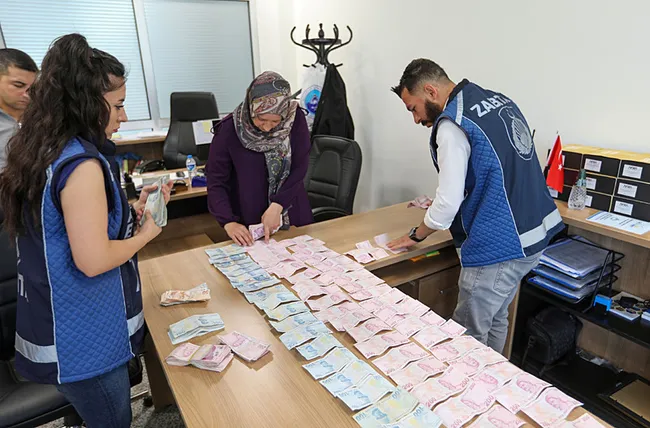 4-memur-zor-saydi-dilencinin-uzerinden-75-bin-950-tl-cikti-1753531019627.jpeg 4 memur zor saydı: Dilencinin üzerinden 75 bin 950 TL çıktı!