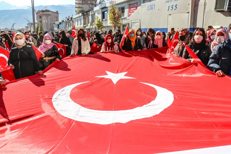 SON DAKİKA HABERİ: Hakkari'de bayraklı protesto! Kadınlardan Diyarbakır annelerine destek...