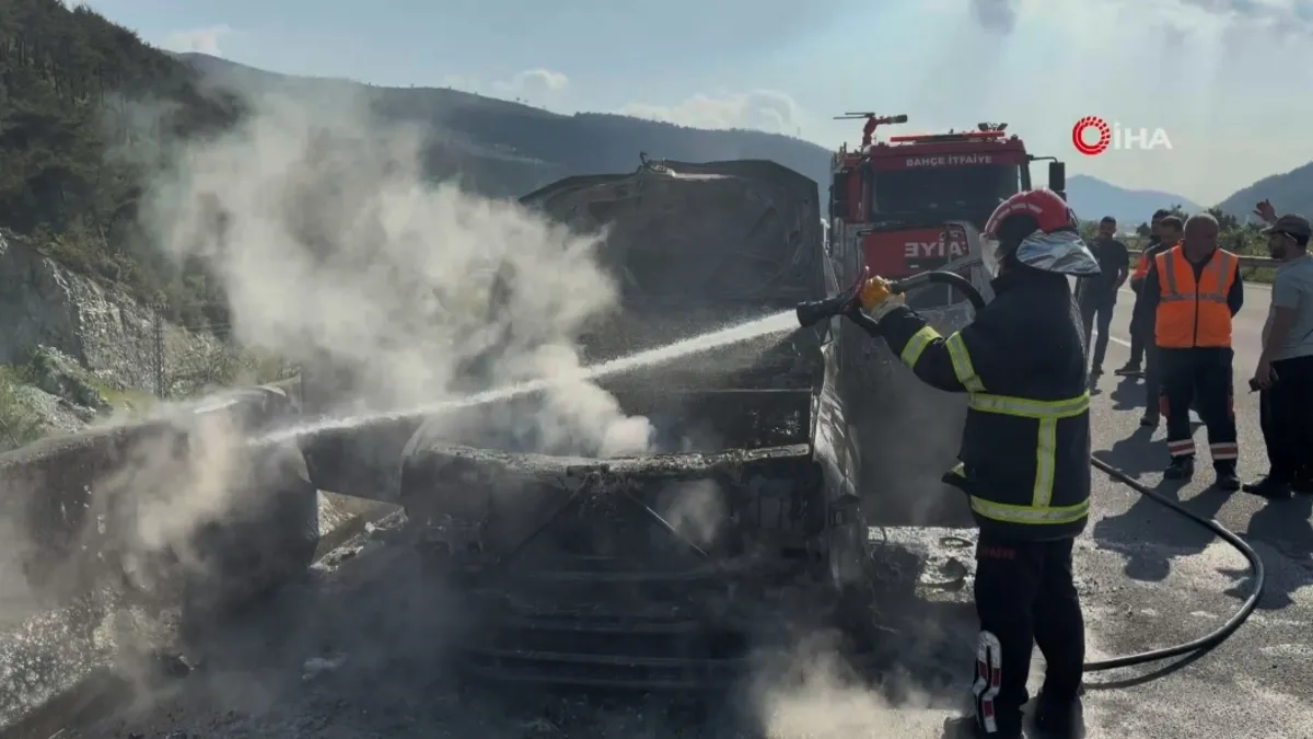 Osmaniye’de pikap alev alev yandı, sürücü son anda kurtuldu Osmaniye’de pikap alev alev yandı, sürücü son anda kurtuldu