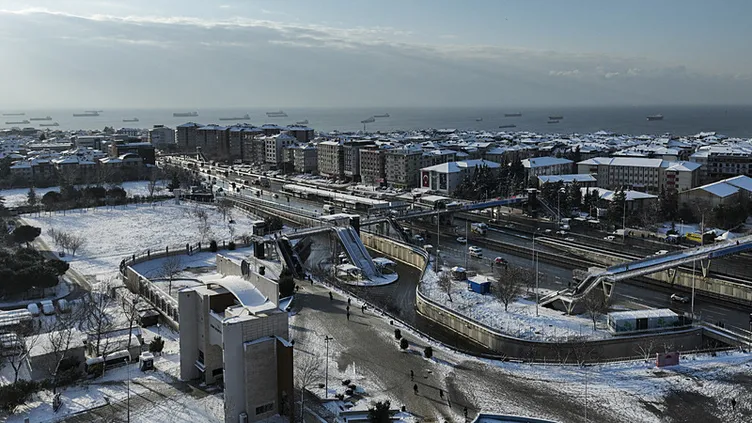 Pazartesi günü okullar tatil olacak mı? İstanbul’da kar yağışı için kritik uyarı! Megakent bembeyaz